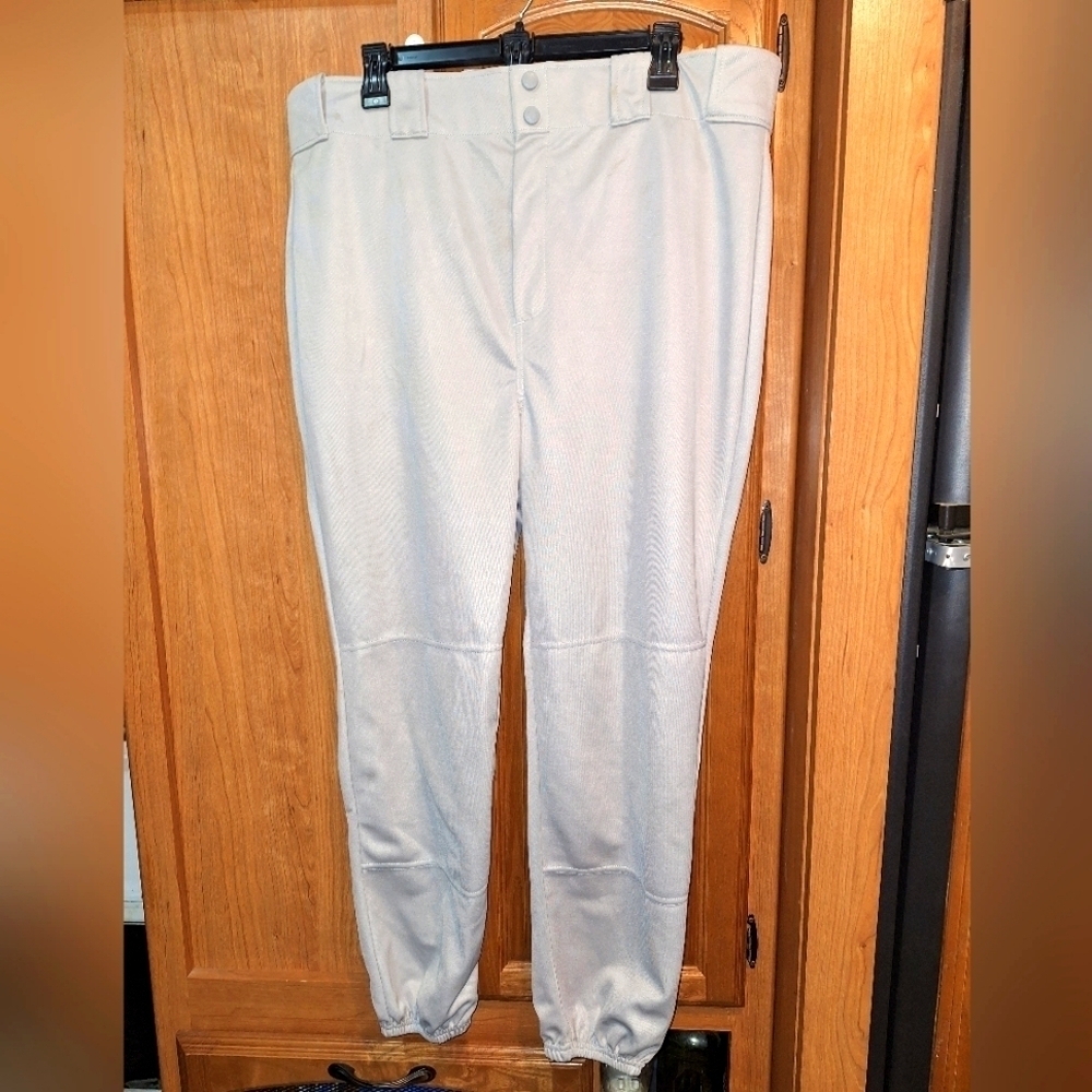 Rawlings men's baseball pants in a 2XL. Pre-loved and in great condition.